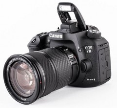 Зеркальная фотокамера с объективом Canon EOS 7D Mark II + EF-S 18-135mm