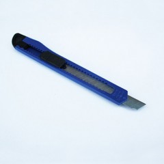 Нож канцелярский CHINA Нож 9 мм пластиковый непрозрачный корпус, механ. фиксатор